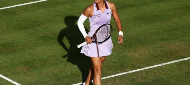  赛场上球员们全力冲刺 