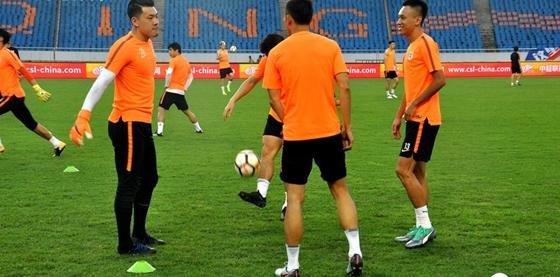 包含游泳锦标赛，河套闪电队与江南玄武队强势横扫，VAR改判成焦点！本土核心状态回升的词条