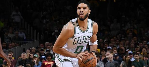 大比分获胜引发热议！，塔图姆在湖人比赛中比赛局势复杂赢得满堂喝彩(湖人为什么不选择塔图姆)