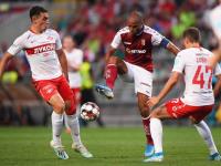  阿贾克斯迎法甲关键赛；冲刺阶段外线爆发；赛场秩序良好；控场能力受关注