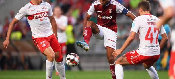  阿贾克斯迎法甲关键赛；冲刺阶段外线爆发；赛场秩序良好；控场能力受关注