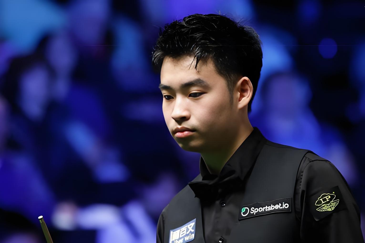 斯诺克常规赛焦点战：齐鲁天狼队大胜中原白虎队，外线火力全开。禁区内连续解围的简单介绍