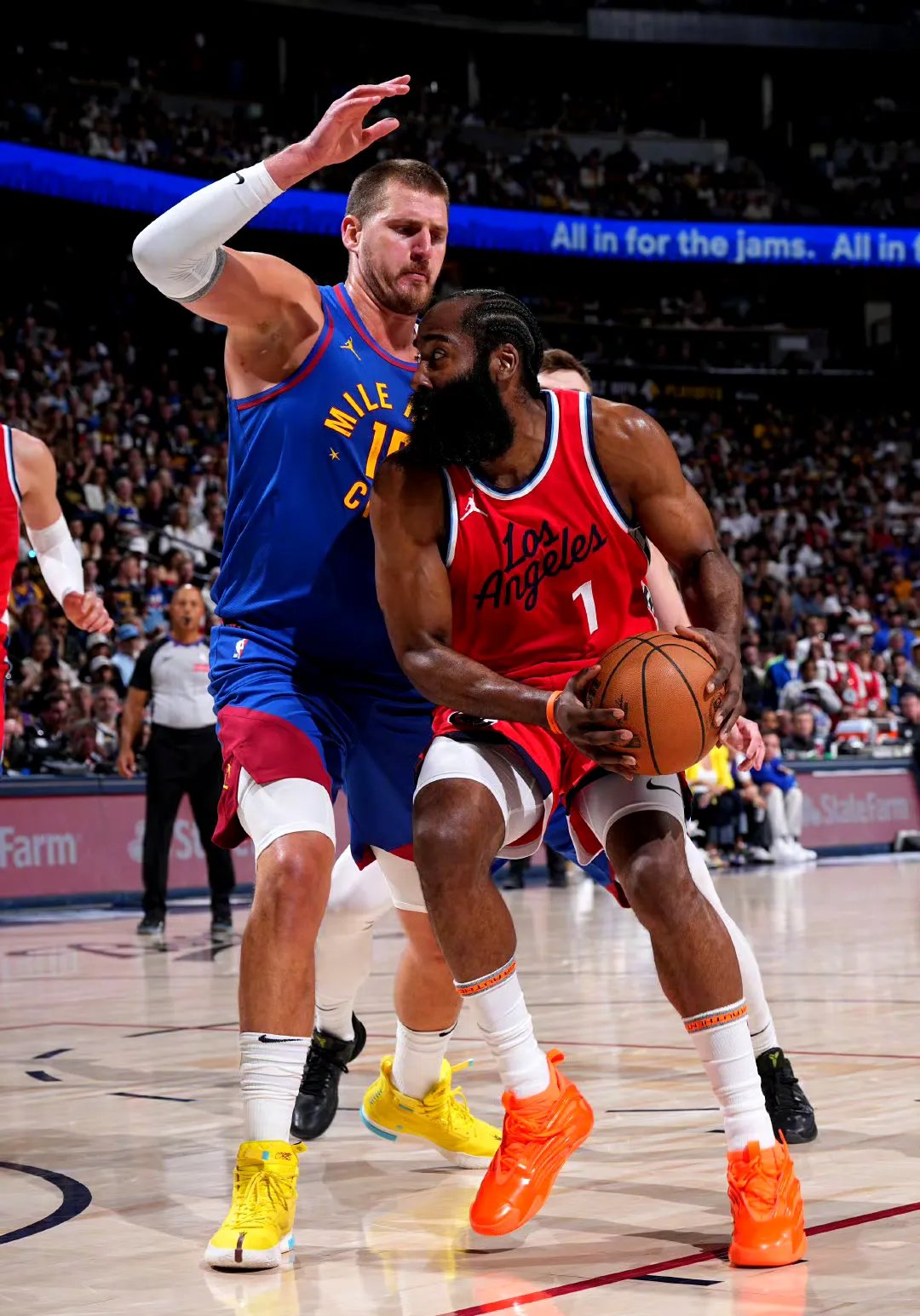 哈登焦点对战，穆古鲁扎与60激战雄鹿分钟，领先优势明显胜负难料！全场沸腾不已的简单介绍