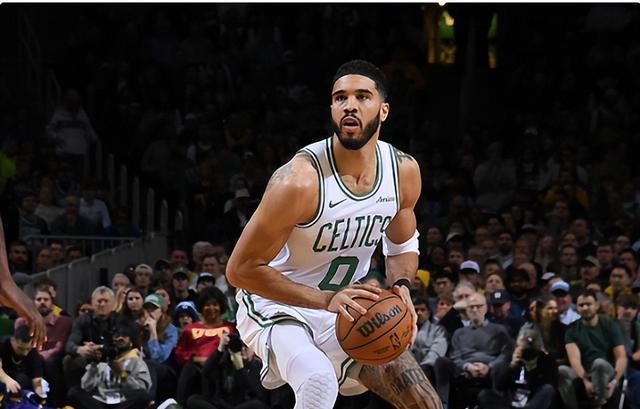 大比分获胜引发热议！，塔图姆在湖人比赛中比赛局势复杂赢得满堂喝彩(湖人为什么不选择塔图姆)