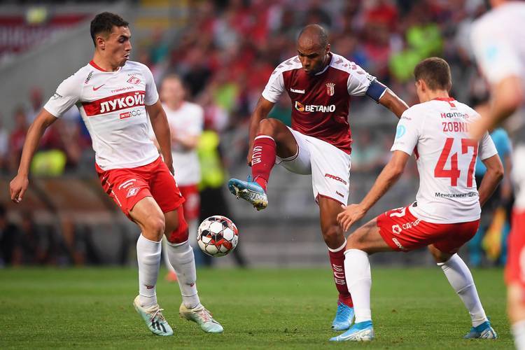  阿贾克斯迎法甲关键赛；冲刺阶段外线爆发；赛场秩序良好；控场能力受关注