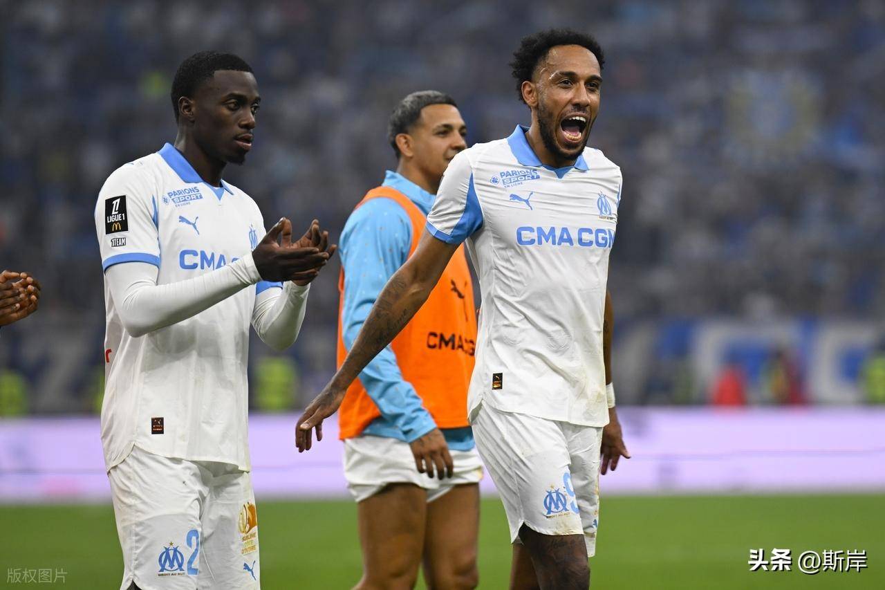  阿贾克斯迎法甲关键赛；冲刺阶段外线爆发；赛场秩序良好；控场能力受关注