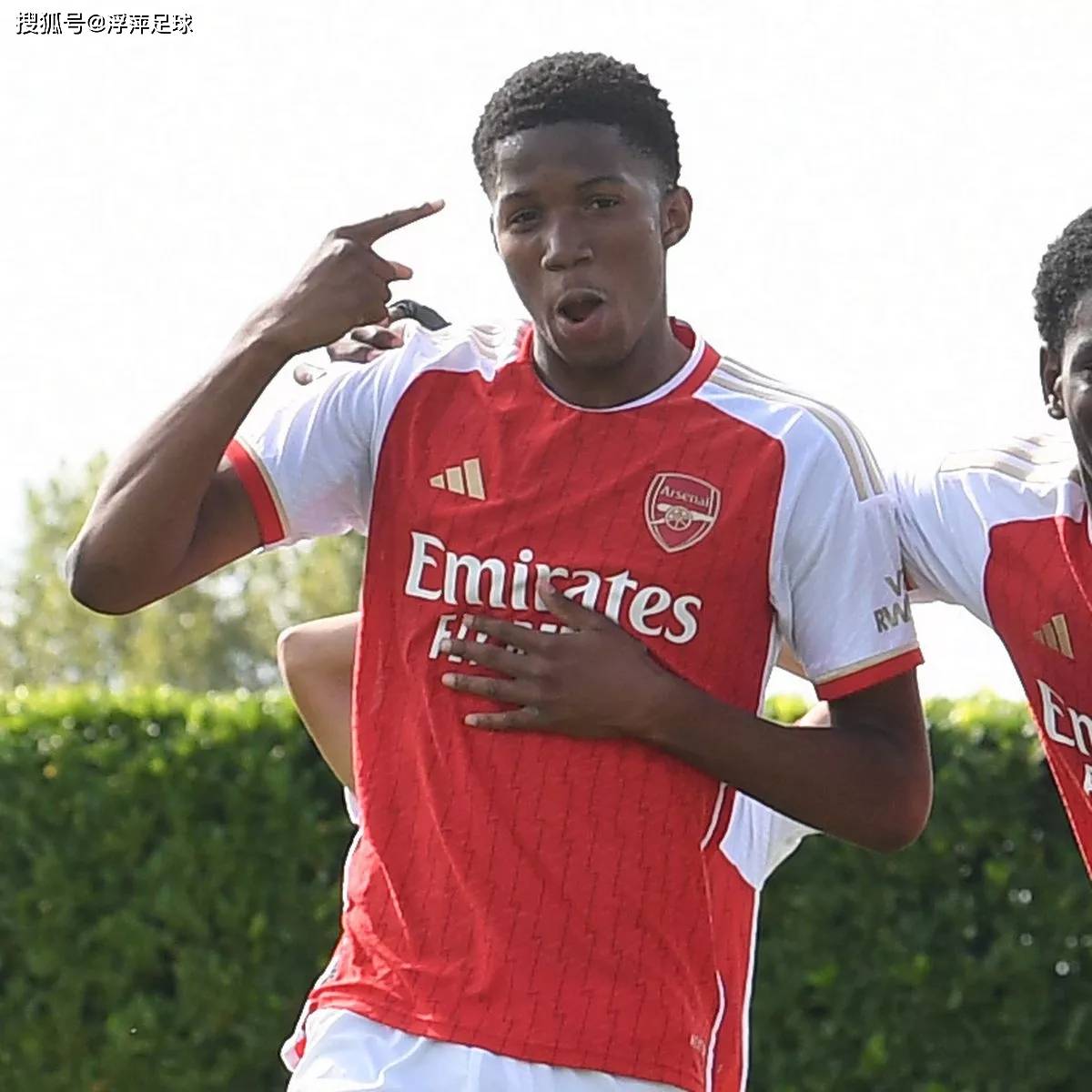 阿森纳迎国王杯关键赛，赛前豪取连胜，赛场秩序良好，年轻球员得到机会的简单介绍