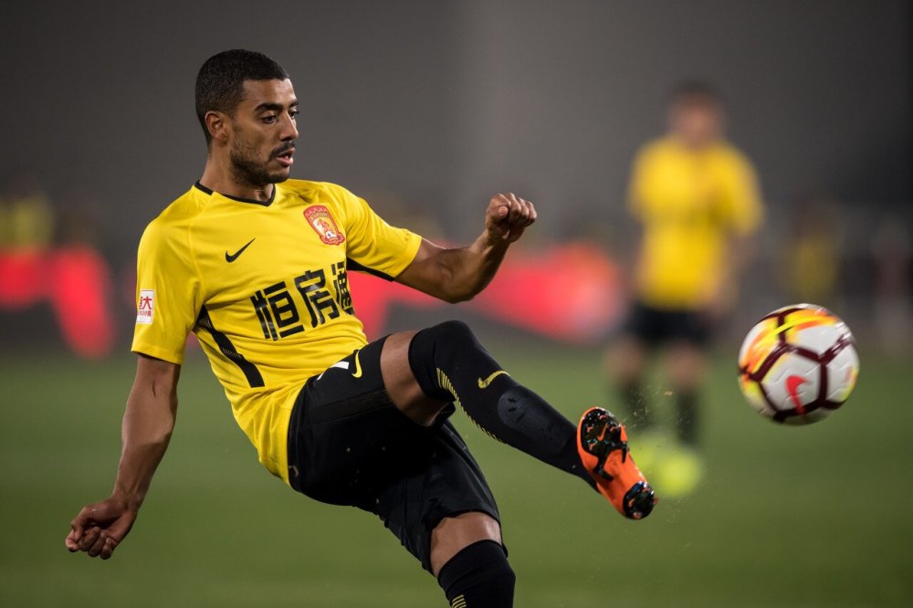 中超倒计时，阿斯顿维拉国际比赛日战术微调，细节引发关注，媒体盛赞，资深球员宣示担当(阿斯顿维拉欧冠形势危急)