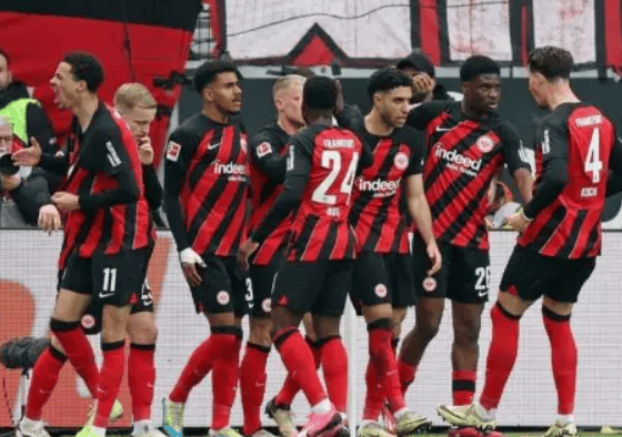 赛地聚焦——德甲赛后热度飙升，法兰克福单刀错失，悬念犹存，更衣室氛围转暖的简单介绍