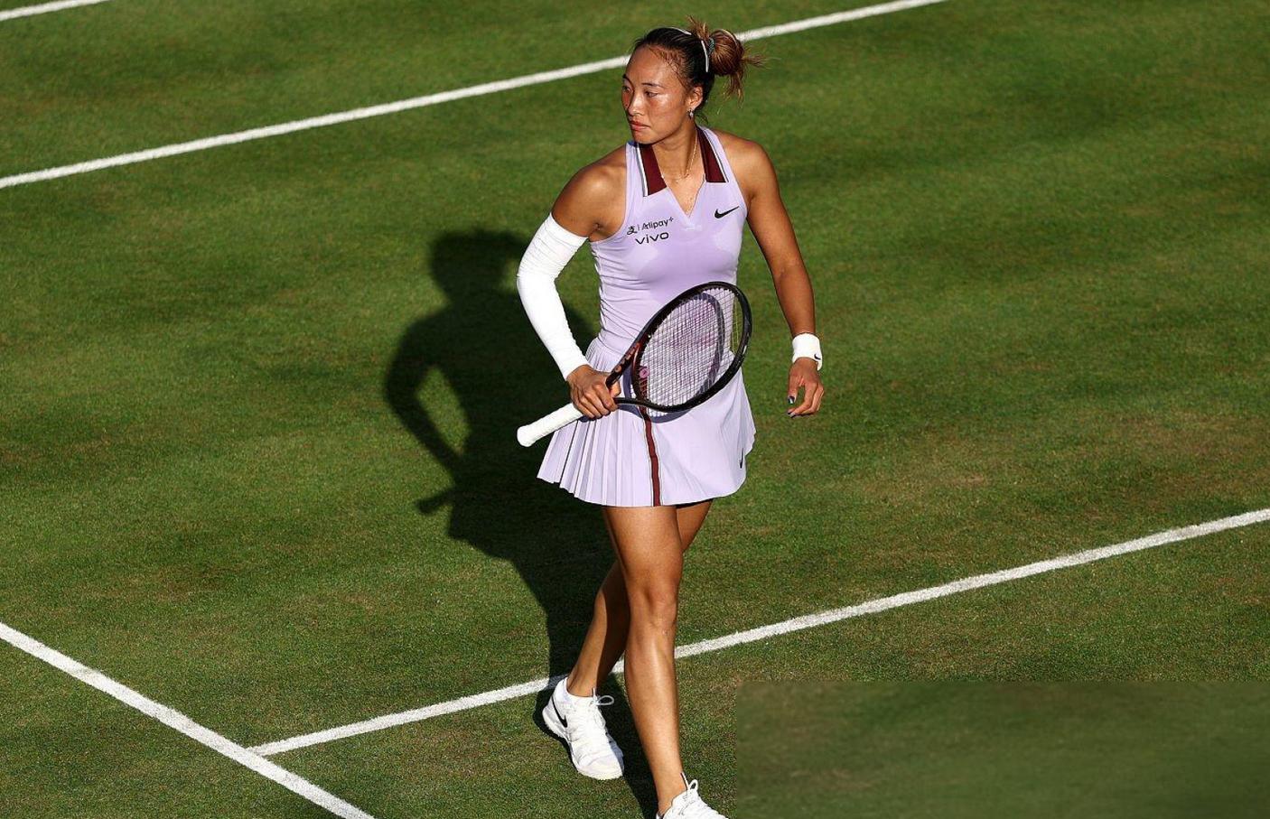  赛场上球员们全力冲刺 