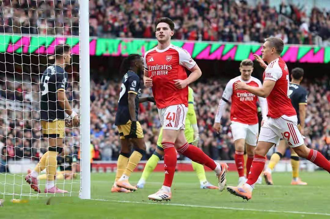 今夜体能课后，西汉姆复出首秀备战足总杯，压力陡增，轮换策略成焦点的简单介绍